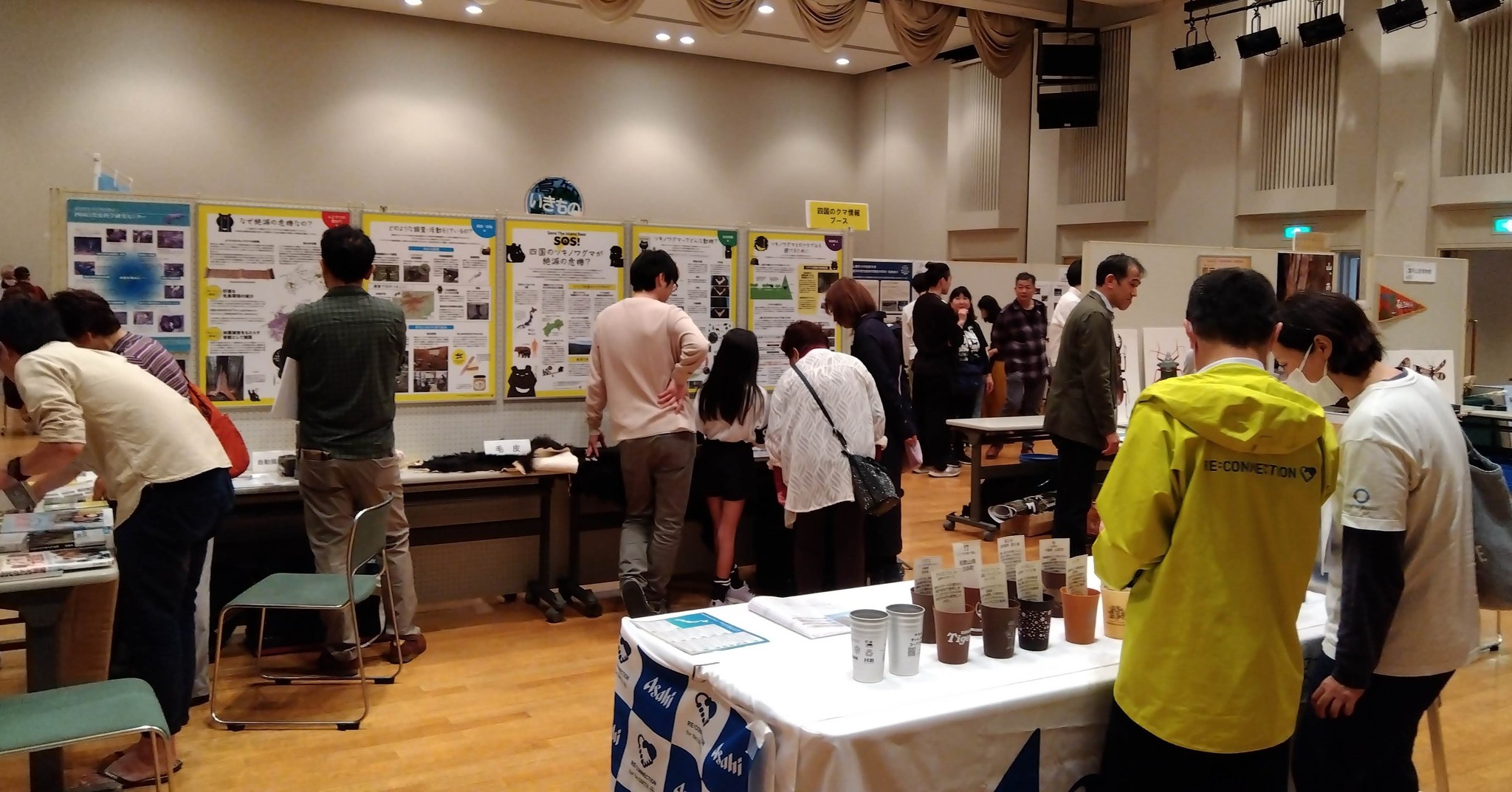 展示を前に、熱心なやりとり