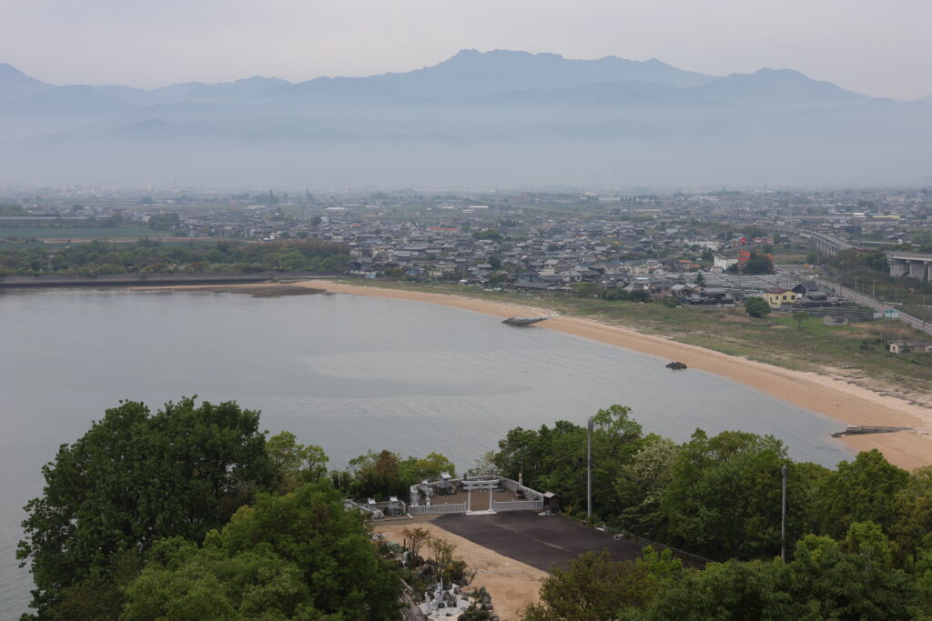 カブトガニの生息地、河原津海岸。奥に石鎚山系。