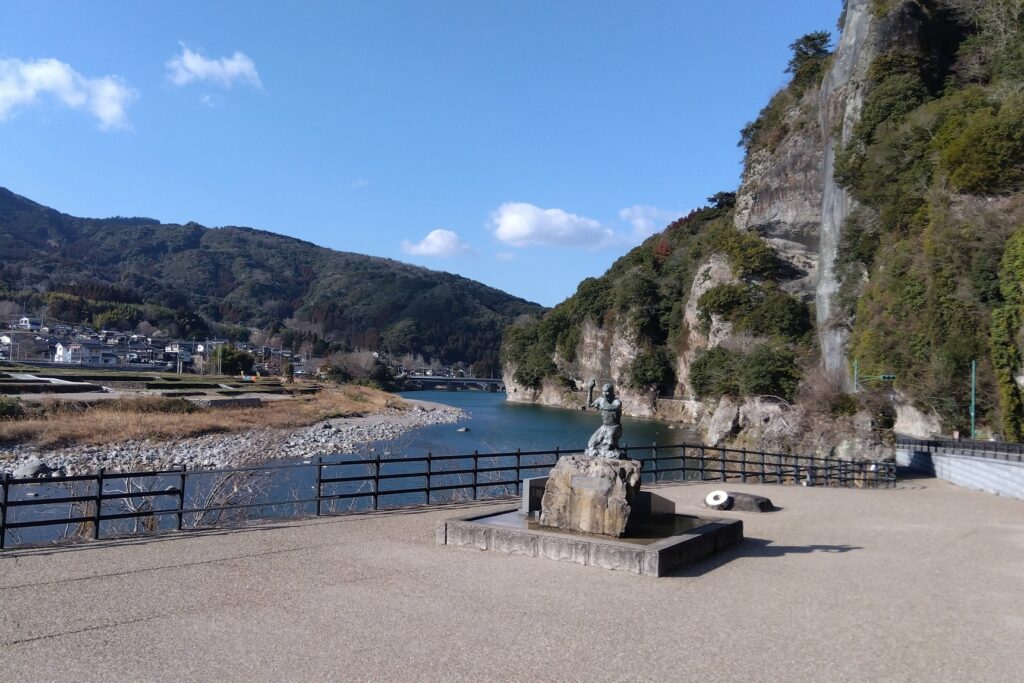 耶馬渓の青の洞門。