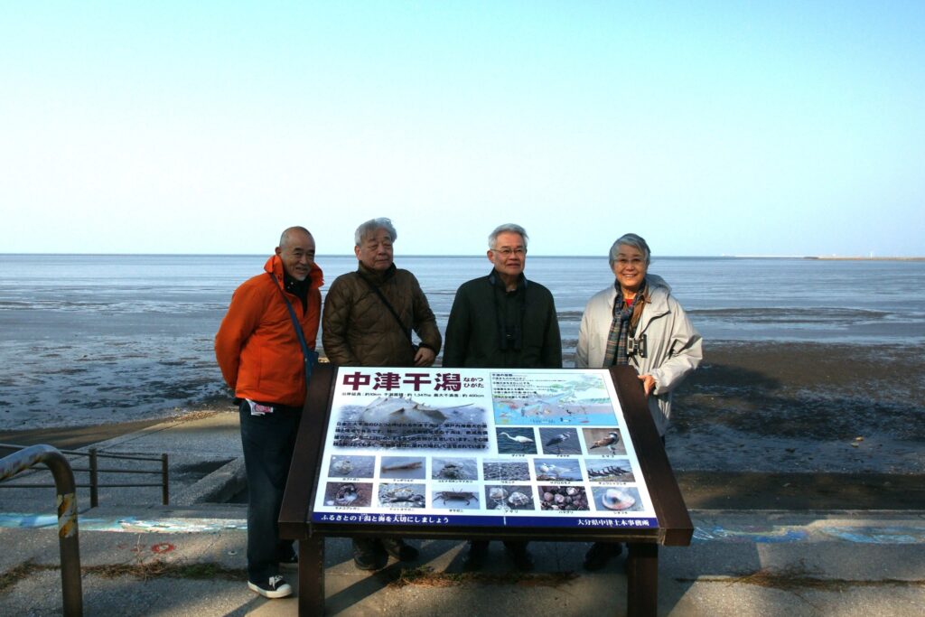 干潟を背に記念撮影。
