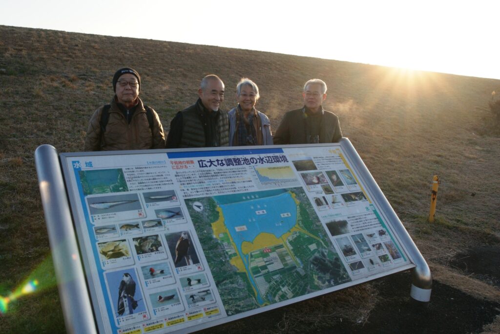 諫早中央干拓、前面堤防中央部公園にて。車中泊のバーダーがたくさんいた。