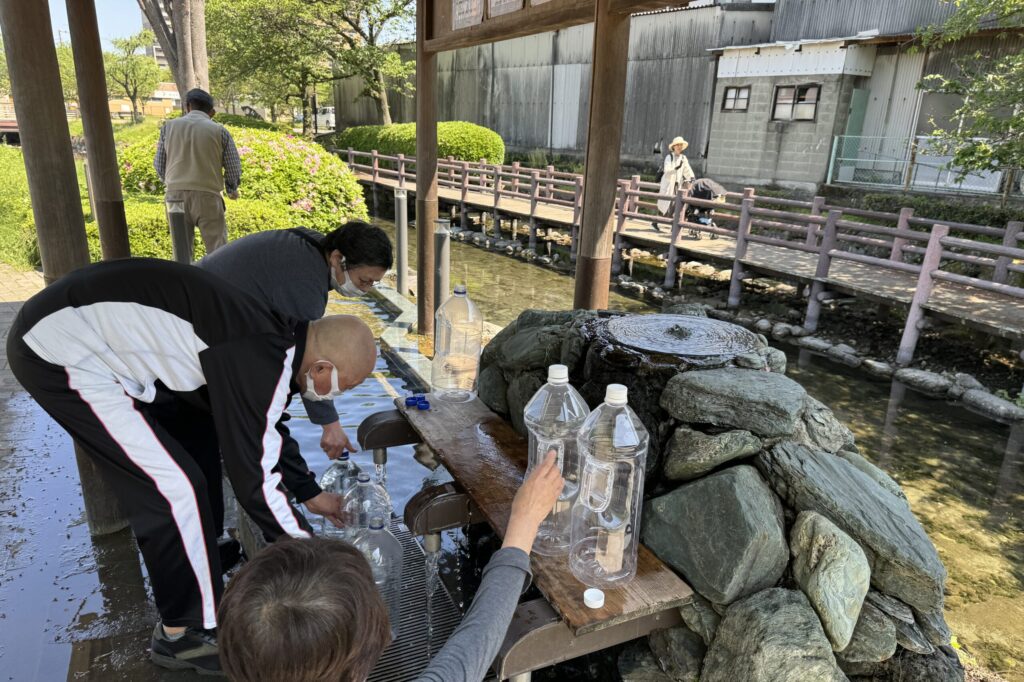 市内外から多くの人がうちぬきの名水を汲みにくる。無料。