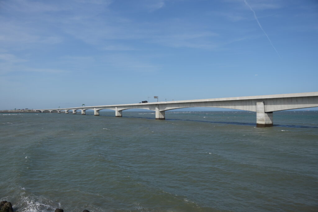 吉野川の最下流。紀伊水道への出口にかかるサンライズ大橋。川幅は約２キロ。