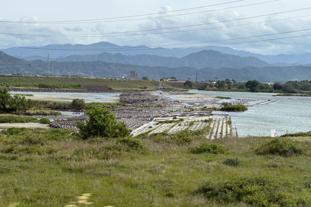かつて開発で揺れた吉野川第十堰。右が上流。