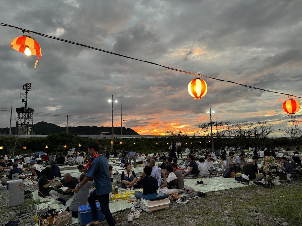 愛媛の秋は「いもたき」ではじまる。西条市の加茂川河川敷。