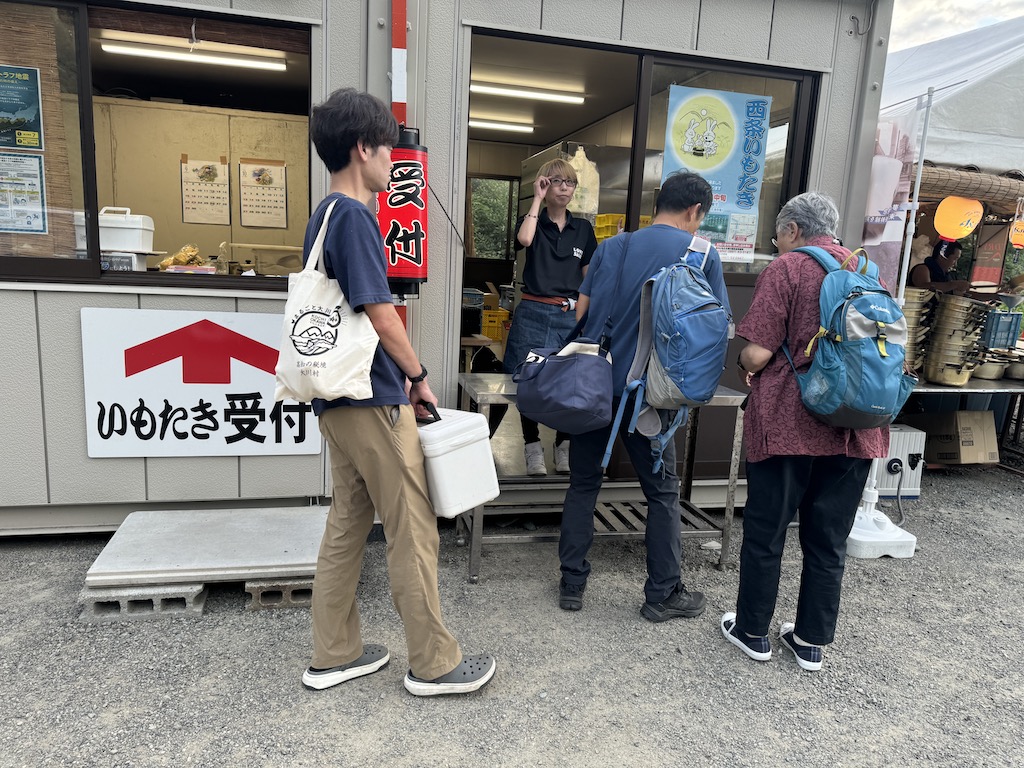 会場入口で鍋と材料、出汁などを購入する。