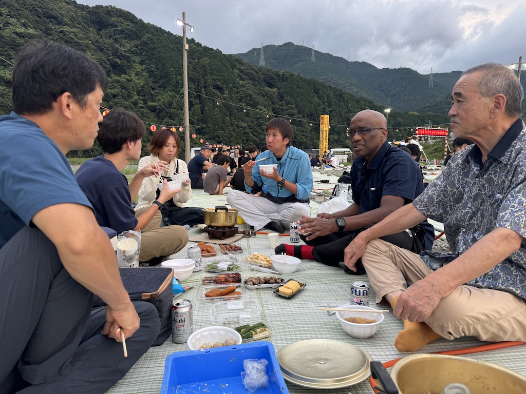 だんだんに暗くなってきた。右奥は加茂川源流の石鎚山方面。