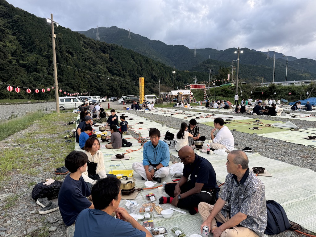 開場は午後5時。９月半ばの空はまだ明るい。