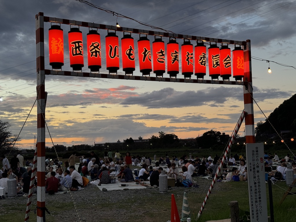 夕焼け雲の下で宴たけなわ。