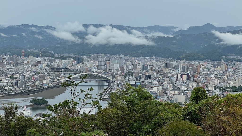 高知市の市街地を流れ、西から浦戸湾に注ぐ鏡川。五台山から。