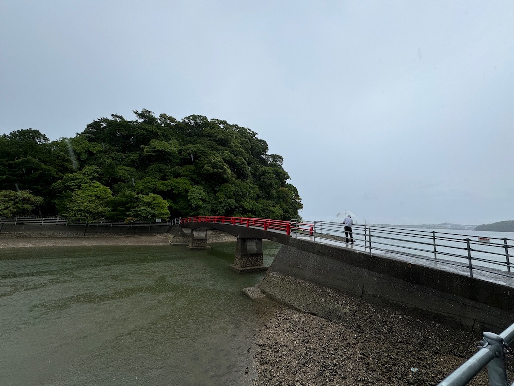 仁井田神社のある衣ケ島（ツヅキ島）へは遊歩道で渡れる。