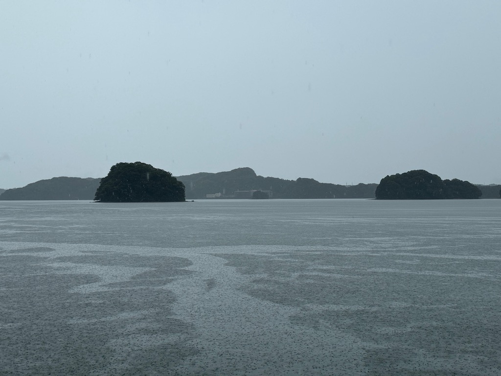 湾内の玉島（左）と衣ケ島。原生の植生が残されているため一帯は市の特別自然保護地区に指定されている。