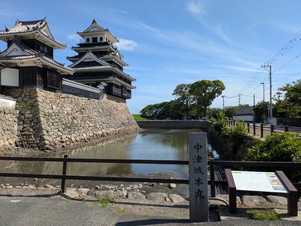 中津城の本丸。明治の廃藩置県で昔の建て物は壊され、これは1964年に新しく建造されたもの。