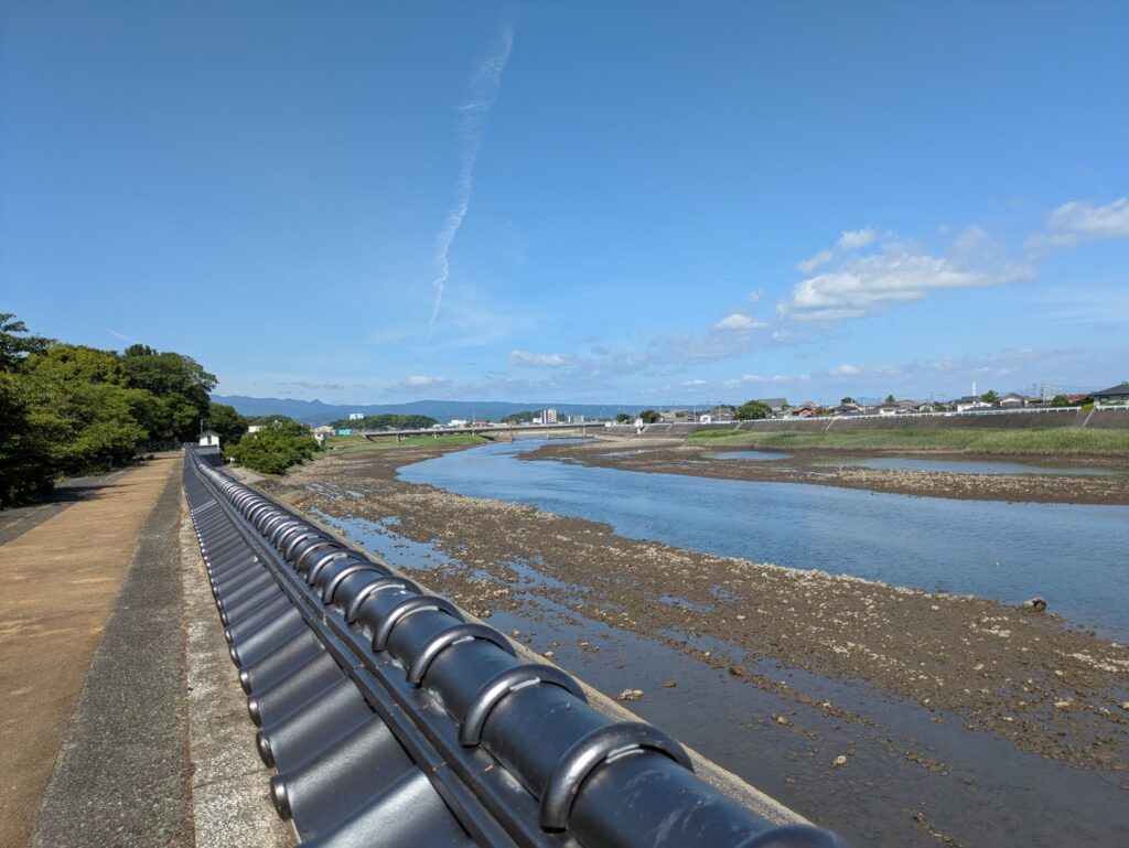 山国側の支流「中津川」右岸から上流を臨む。