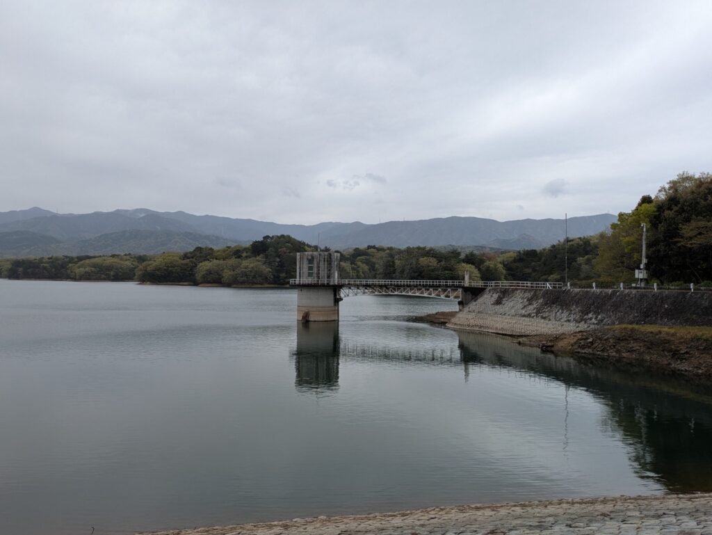 堰堤に連結して建設された配水塔。こうした形になったのは大正時代以降。