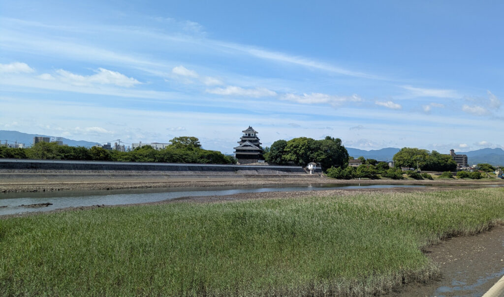 中津川左岸、河口近くから中津城を臨む