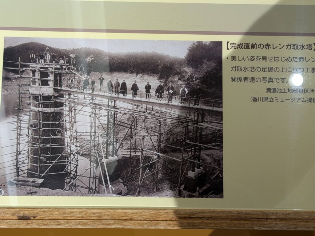 堰堤に連結して建設された配水塔。こうした形になったのは大正時代以降。