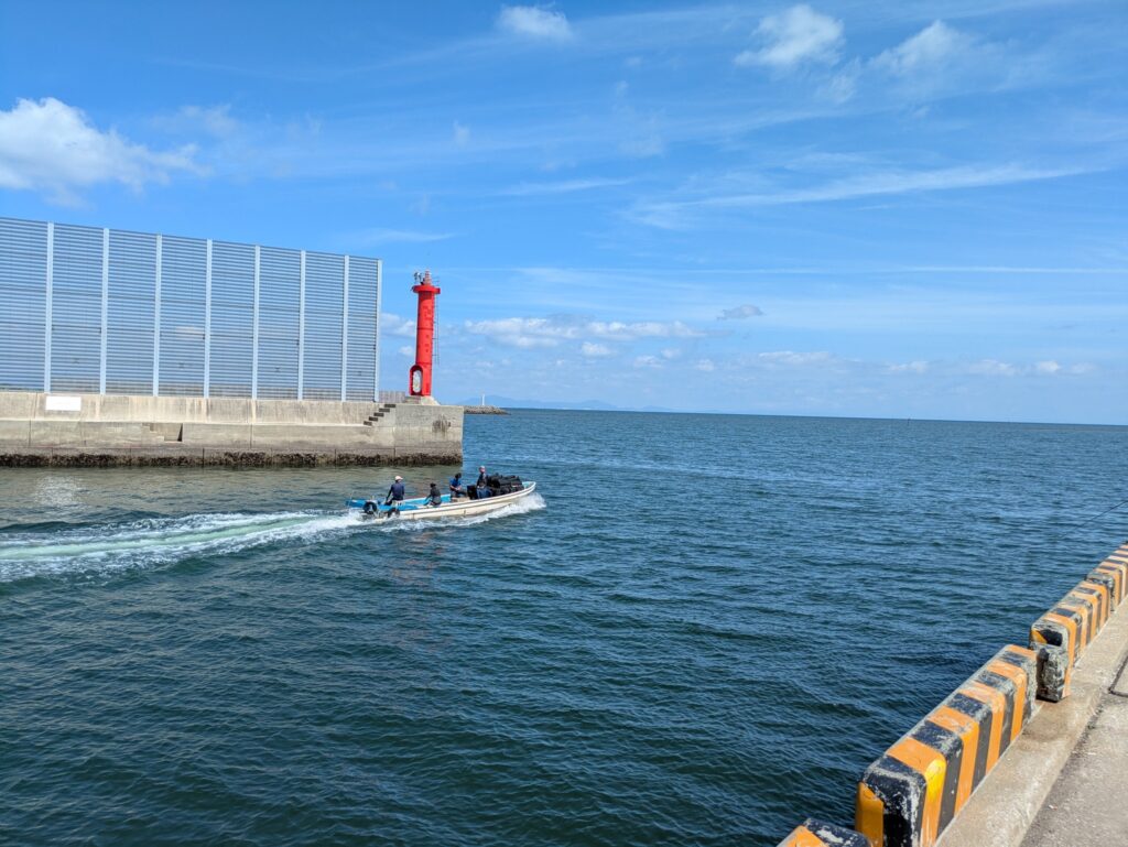 山国川河口部の小祝（こいわい）漁港。潮の干満を利用した干潟でおこなうカキ養殖の籠を積んだ漁船が何艘も行き来していた。