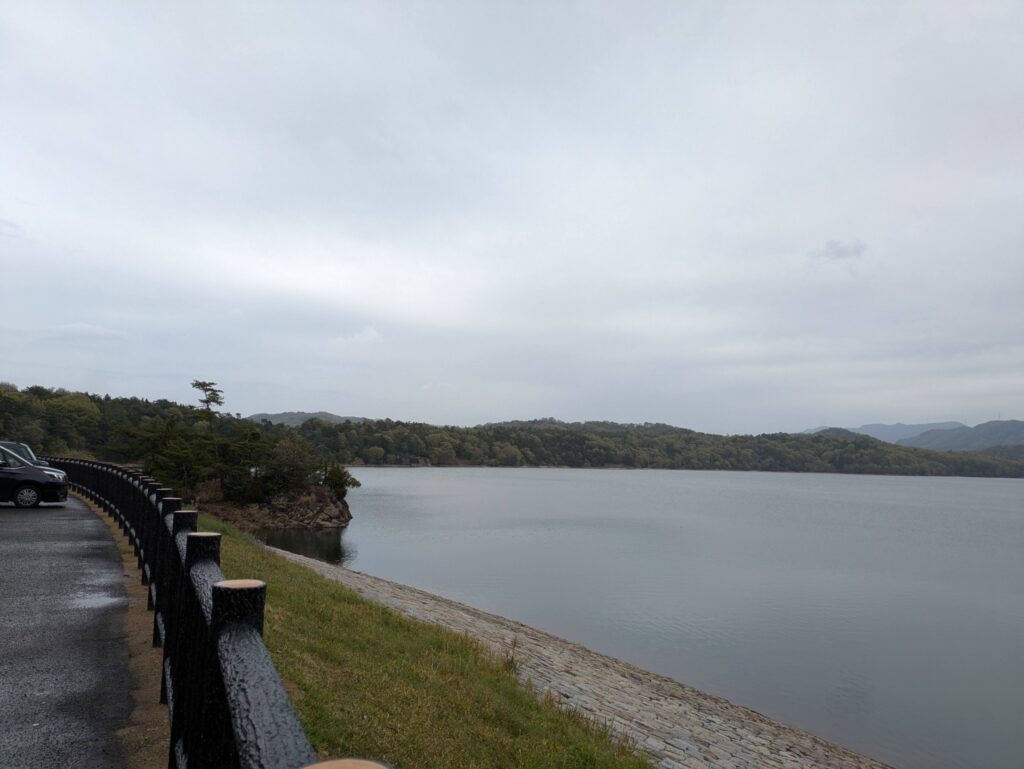 堰堤から満濃池の上流（右奥）を臨む