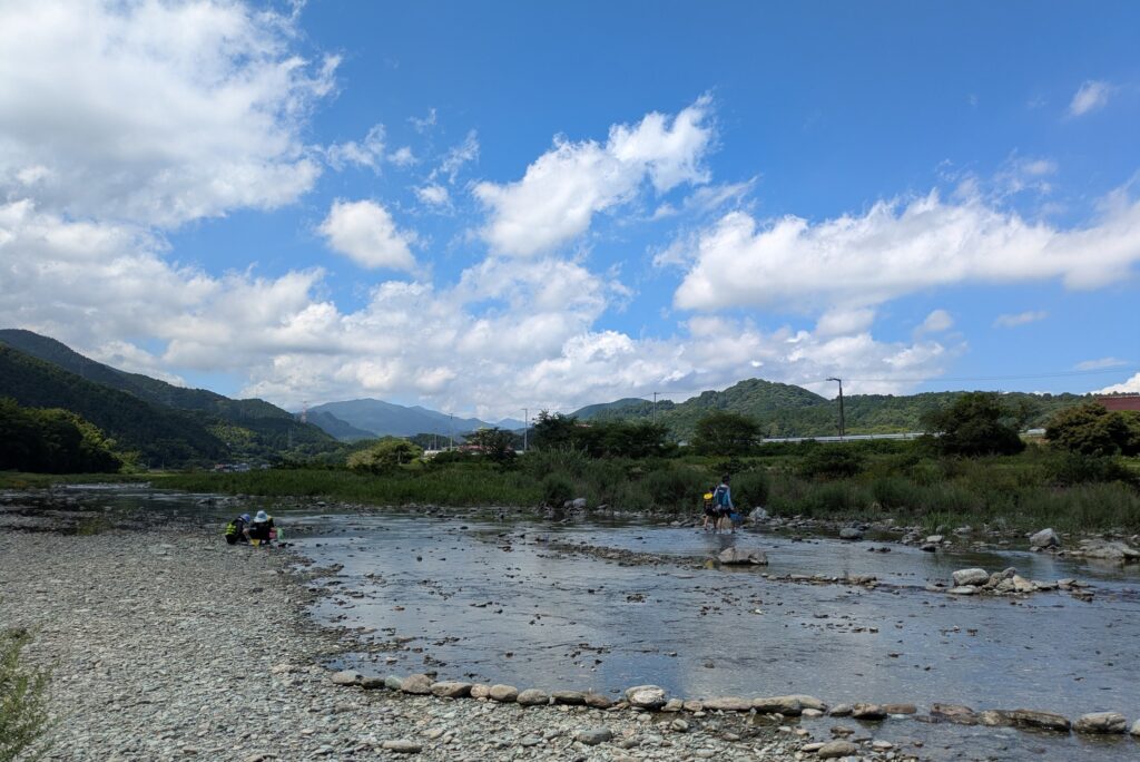 会場となった加茂川の河川敷と中州。遠くに加茂川の源流、石鎚山系の山陰。