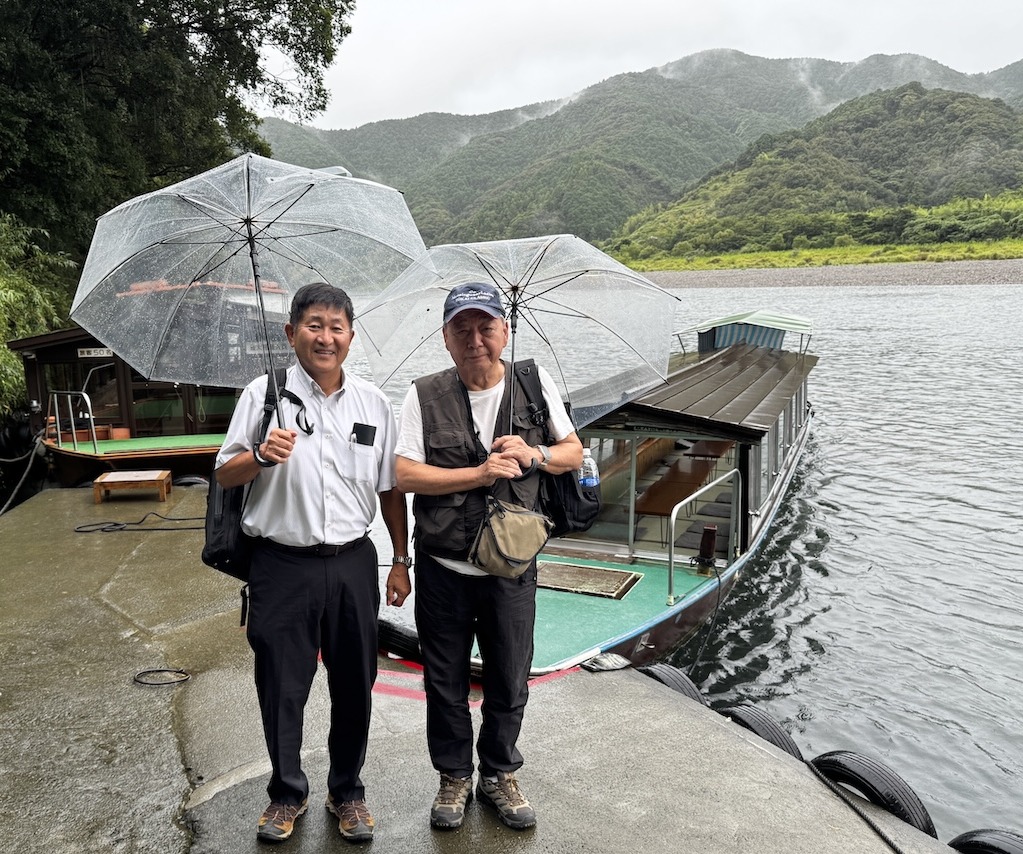屋形船の乗り場で。私（左）と田口さん。