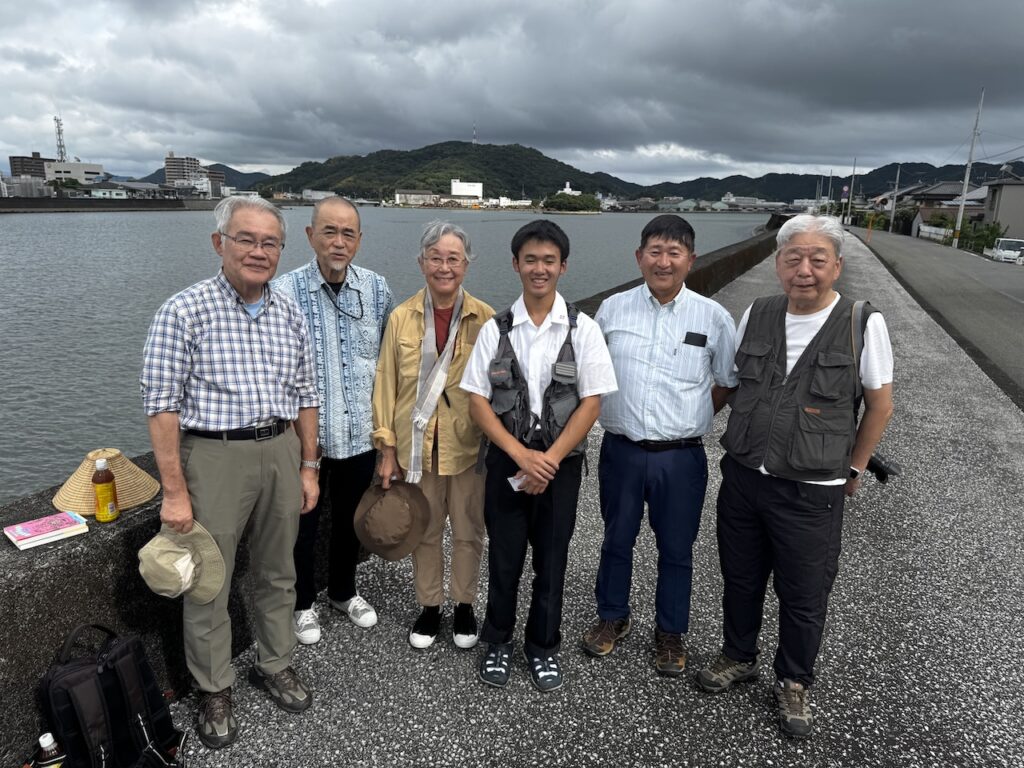 鏡川水生生物研究会代表、小野晄さん（中央）を囲んで。