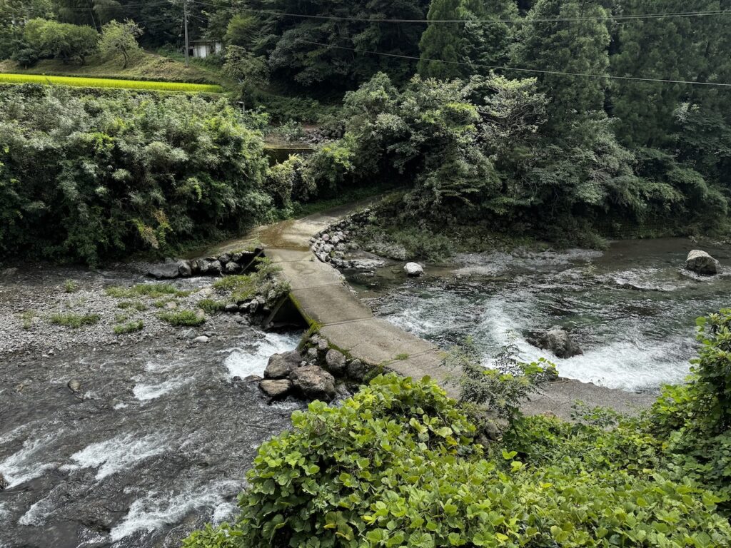 鏡川中流の小規模な沈下橋。清流です。