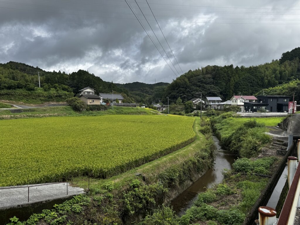鏡川の上流。市街地から30分も走ると、のどかな田園風景がひろがる。