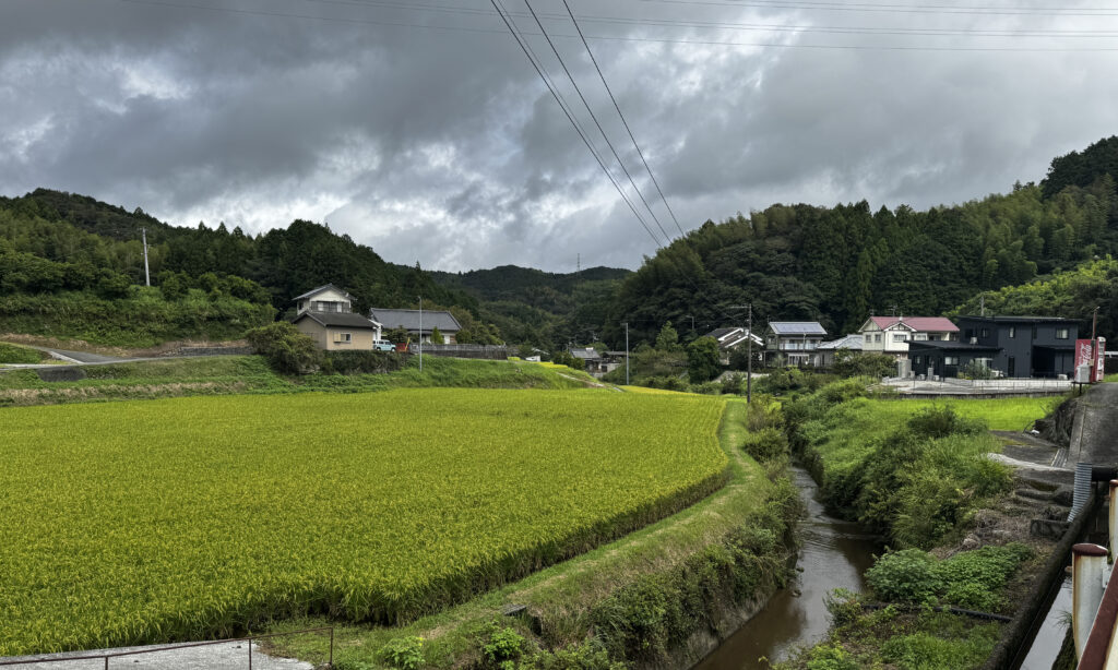 鏡川の上流。市街地から30分も走ると、のどかな田園風景がひろがる。