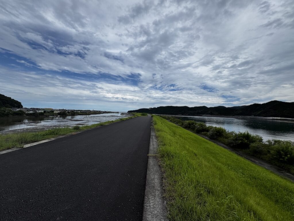 河口部左岸堤防道路から見た右が四万十川本流。左が竹島川の干潟でアオサノリの養殖がおこなわれている。