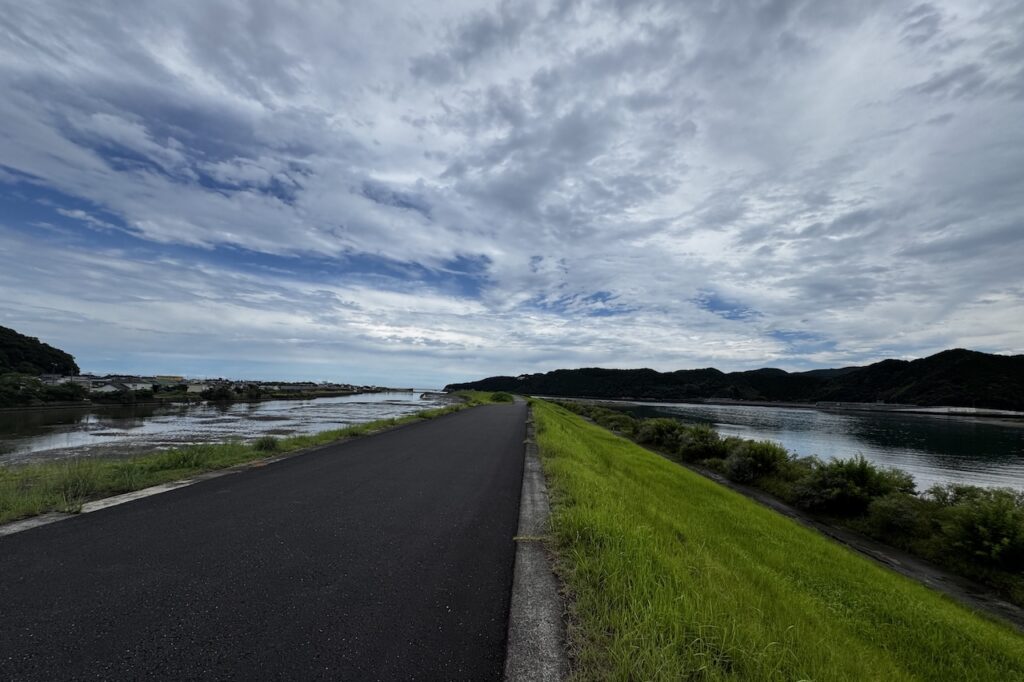 河口部左岸堤防道路から見た右が四万十川本流。左が竹島川の干潟でアオサノリの養殖がおこなわれている。