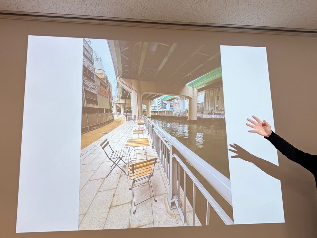 ②市内の高速道路の下の水路沿いに、親水テラスがつくられるようになった。