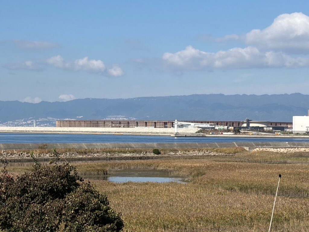 ⑨大阪万博の大屋根が奥に見えている。