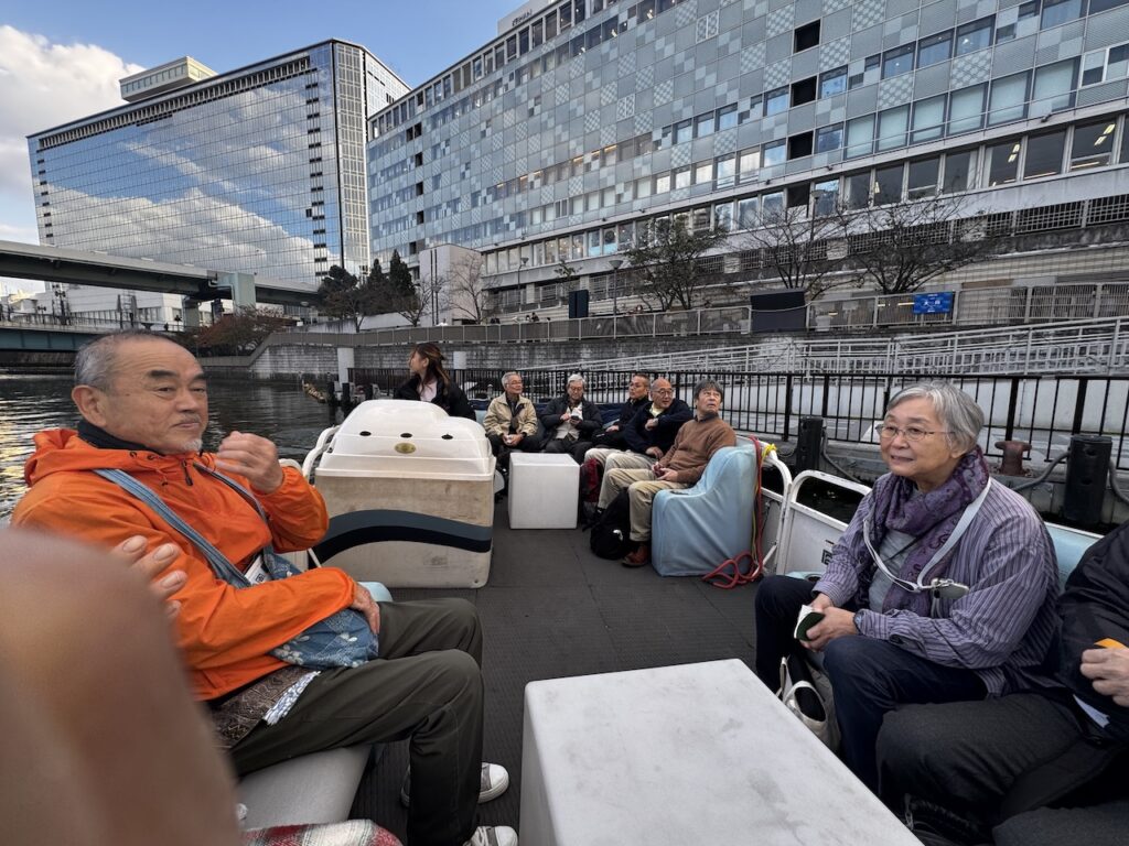 ③大川～東横堀川～道頓堀川をめぐるクルーズ（90分）で、道頓堀周辺の狭い水路を水上から観光する。