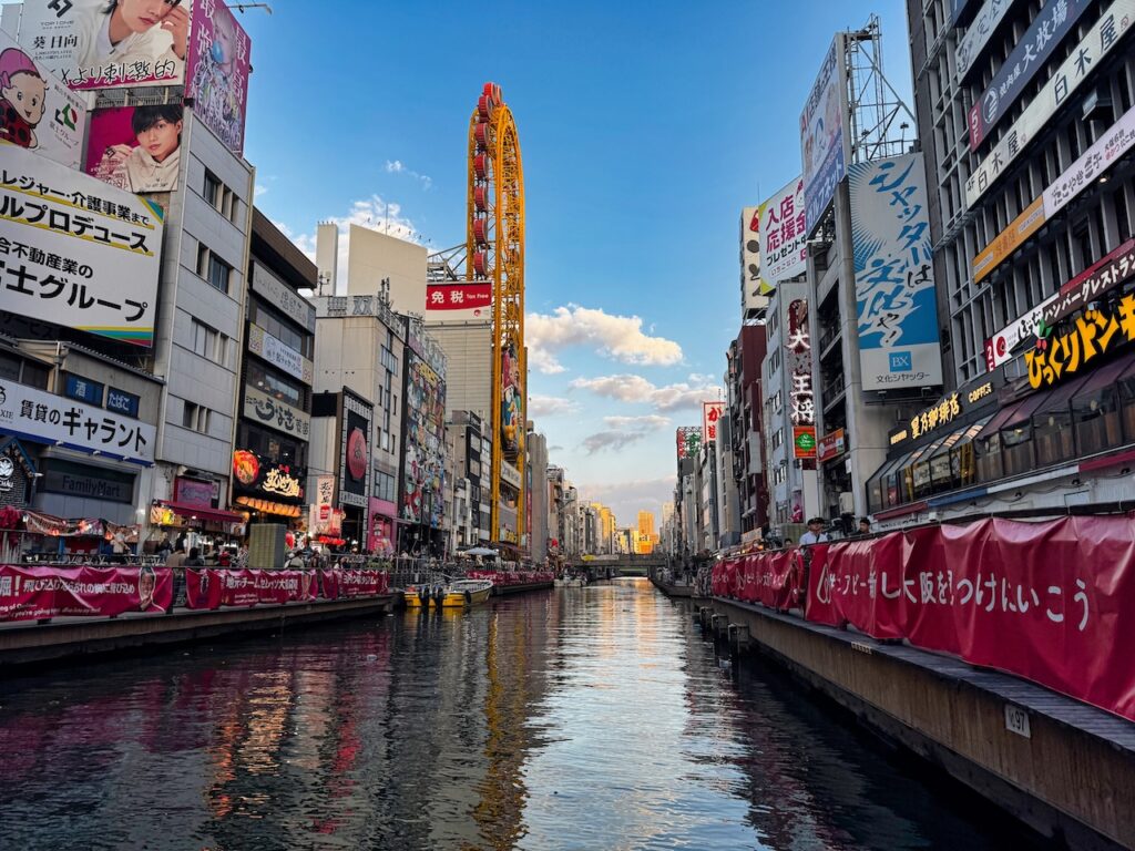 もっともにぎやかなミナミ辺りには飲食店が立ち並び、インバウンド観光客があふれていた。