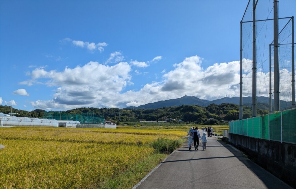 市街地から水田地帯を抜けて、ため池に向かう。