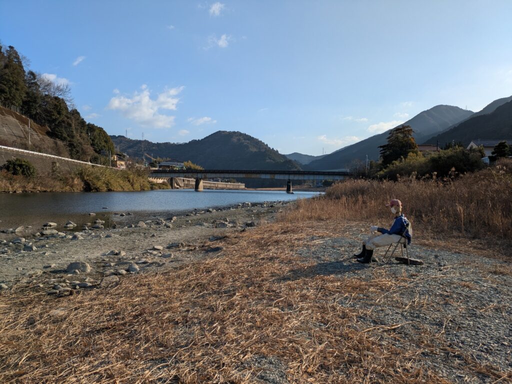 河川敷きに設置された案山子。放流アマゴをねらって集まってくるカワウ除け。